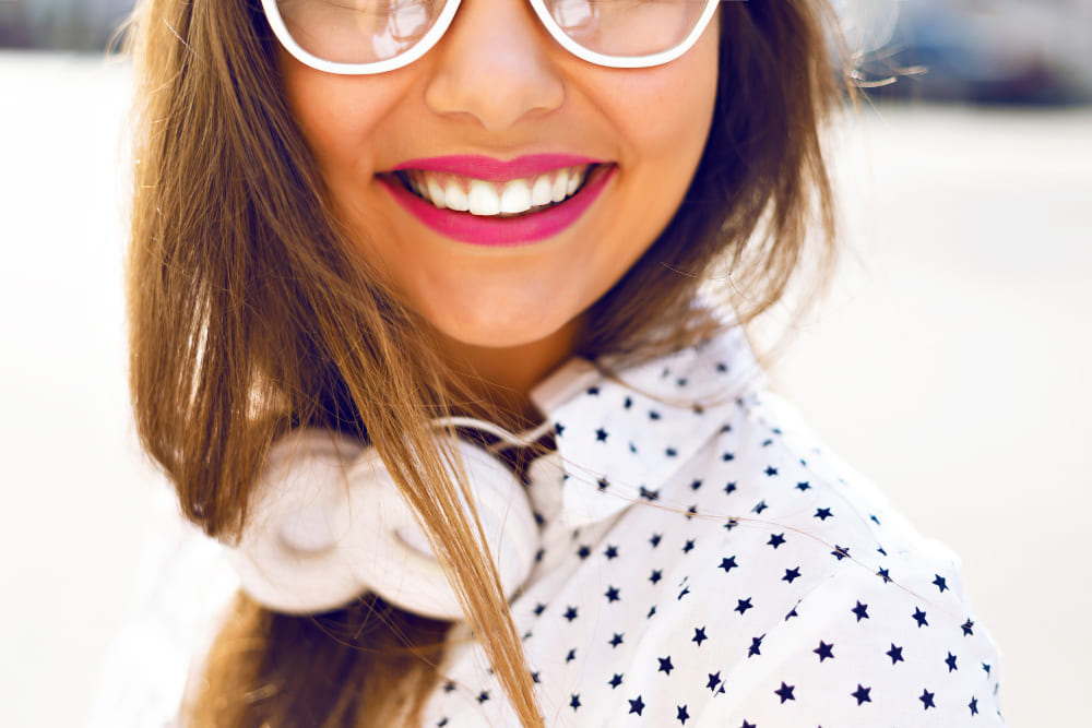 HOLLYWOOD SMILE